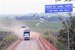 Trecho próximo à ponte do Canal Torto receberá o produto que promete conter a formação de poeira e lama