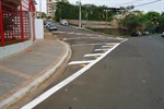 Motoristas insistem em trafegar na contramão, reclamam moradores de edifício