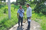 O vereador José Lopes conversa com o morador Paulo Felipe