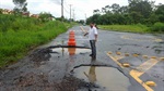 Vereador aponta água parada e buracos 