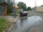 Vereador encontra mato alto e vazamento no bairro