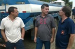 Equipes trabalham com caminhão basculante