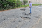 Crateras no asfalto que dá acesso à Santa Terezinha