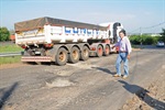 Caminhão desvia pelo acostamento