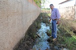 Situação preocupante: terreno baldio acumula água, na Vila Rios. Risco de dengue.