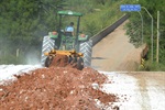População aguarda o fim da lama e poeira na estrada do Canal Torto