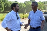 João Manoel conversa com o engenheiro Luiz Satyro