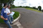 Vereador e engenheiro discutiram problemas em rotatória no bairro Eldorado