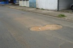 É evidente a péssima condição do asfalto 