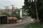 Cruzamento oferece perigo aos pedestres