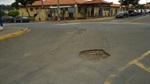 Buraco na rua Pau Brasil, no Bosques do Lenheiro