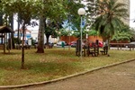 Prefeitura realiza serviço de corte do mato ao redor de escola municipal