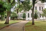 Prefeitura realiza serviço de corte do mato ao redor de escola municipal