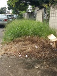 Lixo e despejo de móveis usados na rua da unidade