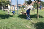 Após limpeza, moradores podem utilizar academia ao ar livre instalada na praça