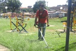 Após limpeza, moradores podem utilizar academia ao ar livre instalada na praça