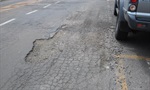 Situação do asfalto na rua Peixoto Gomide, no Vila Sônia