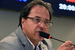 "Vazamento de água escorre pelo asfalto no cruzamento"