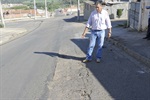Ruas esburacadas penalizam moradores do Boa Esperança, constata Dirceu