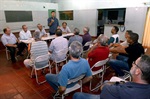 Kawai em reunião com a comunidade no centro comunitário