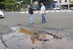 Parque Primeiro de Maio: vereador olha vazamento de água e aciona o Semae
