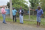 Monte Branco: moradores pleiteiam lombada. Leonardo Alves Brasil, morador do local, explicando o problema