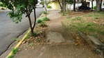 Pessoas que andam pelo local correm risco de queda