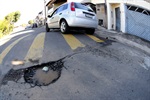 Vazamento de água na rua João Bandória Júnior
