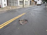 Kadu mostra ao parlamentar os buracos em ruas do bairro