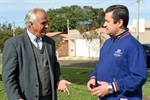 Vereador Carlinhos Cavalcante (PPS) conversando com o morador Renê Tabai