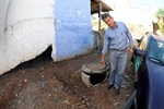 Moradores reclamam de infestação de baratas por causa de boca de lobo quebrada