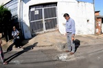 Moradora quebou o pé no buraco em frente à sua residência