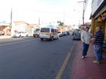 Kawai escuta o comerciante Cristiano Luiz do Pinhal Sampaio