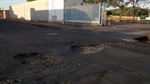 Moradores da Vila reclamam dos inúmeros buracos, constata Ary Pedroso