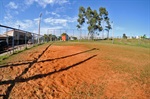 População local sofre com a grande quantidade de buracos em quadra de futebol