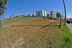 População local sofre com a grande quantidade de buracos em quadra de futebol