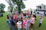 Longatto envolve crianças, pais e professores no plantio de árvores