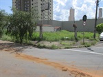 Gilmar recebe denúncias de moradores sobre terreno baldio