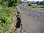 Erosão na camada asfáltica da avenida Raposo Tavares 