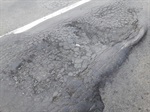 Moradores reclamam das péssimas condições da avenida Rio das Pedras