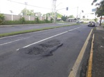 Moradores reclamam das péssimas condições da avenida Rio das Pedras