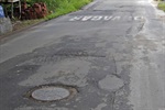 Transbordamento do esgoto é o principal problema na rua Demóstenes dos Santos Corrêa