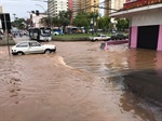 A chuva forte trouxe danos materiais e alagou principais avenidas da área central
