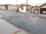 Buracos apareceram a vários meses e só estão aumentando