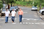 Vereadores e assessor parlamentar percorrendo a via