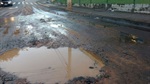 Moradores arriscam desviar do buraco que cresce a cada dia