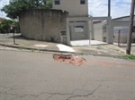 Buracos na rua João Rossi atrapalham o tráfego de automóveis