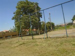Sedema realiza corte de mato e limpeza em complexo esportivo
