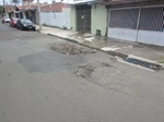 Fotos apresentam pavimento deteriorado em frente ao CRAB