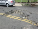 Fotos apresentam pavimento deteriorado em frente ao CRAB